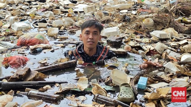 Foto: Sungai Cibanten Menghitam, Relawan Soroti Maraknya Pembuangan Sampah Sembarangan | Pifa Net