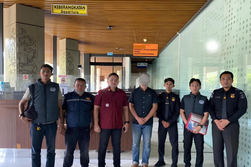 Foto: Imigrasi Singkawang Deportasi Warga Malaysia Usai Jalani Hukuman Kasus Narkotika | Pifa Net