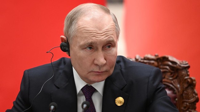 Presiden Rusia Vladimir Putin meminta maaf kepada Presiden Azerbaijan Ilham Aliyev atas kecelakaan pesawat Azerbaijan Airlines yang jatuh di wilayah udara Rusia. (Foto: Sputnik/Sergei Bobylev/Pool via