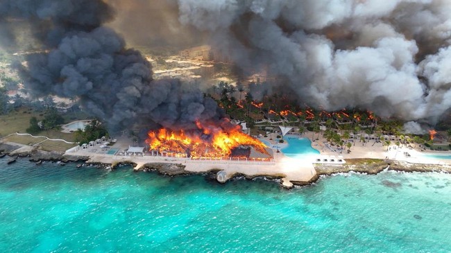 Foto:  Kebakaran Besar di Resor Pantai Dominika, Satu Wisatawan Tewas dan 1.700 Orang Dievakuasi | Pifa Net