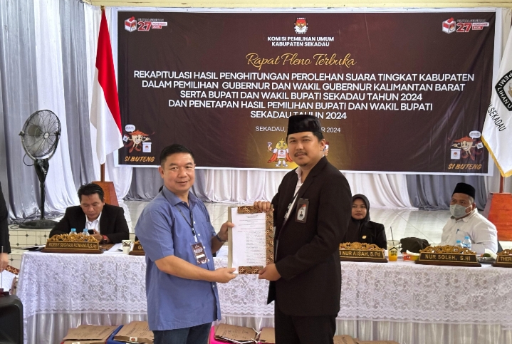 Foto: Aron-Subandrio Menang Telak dalam Pilkada Sekadau 2024 dengan Raihan 76.788 Suara | Pifa Net